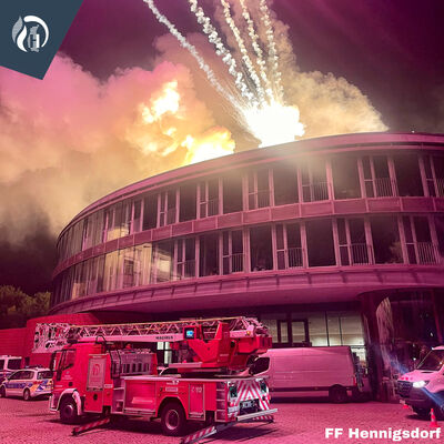 Rathaus Einsatzwagen Löschfahrzeug Feuerwerk Nacht 