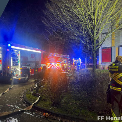 Löschfahrzeug Wasserschlauch Nacht Straße Brandeinsatz