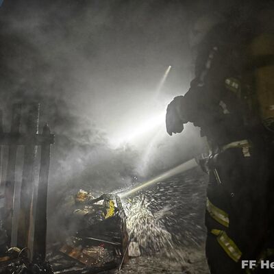 Keller Löscharbeiten Dunkel Rauch Brand Feuerwehrmann