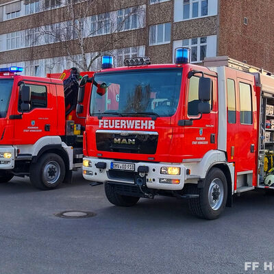 Löschfahrzeuge beim Fahrzeugbrand