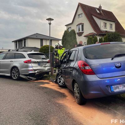 Bild vergr&ouml;&szlig;ern: Beschädigte Fahrzeuge nach Verkehrsunfall