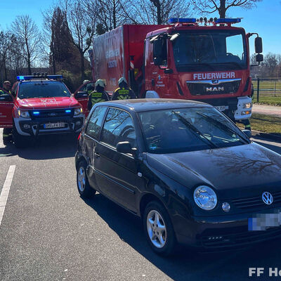 Bild vergr&ouml;&szlig;ern: Einsatzfahrzeuge mit Unfallfahrzeug an der Einsatzstelle