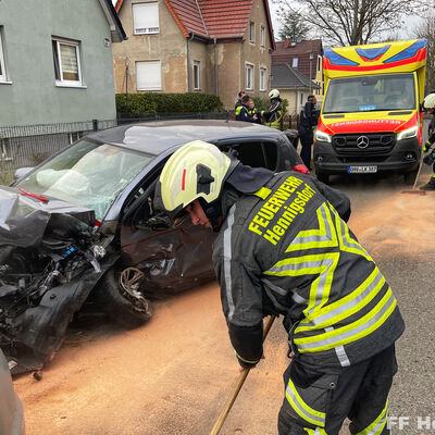 Bild vergr&ouml;&szlig;ern: Einsatzkräfte bei Beräumung der Unfallstelle