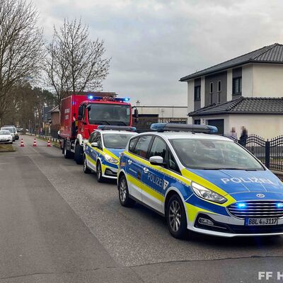 Bild vergr&ouml;&szlig;ern: Polizei und Gerätewagen Feuerwehr an der Einsatzstelle