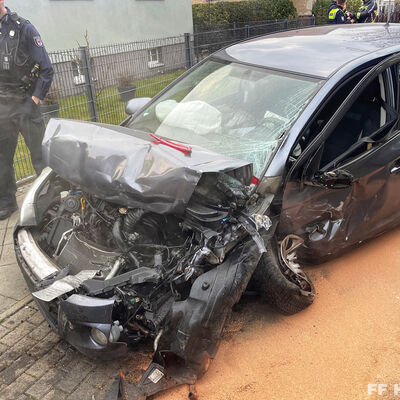 Bild vergr&ouml;&szlig;ern: Unfallfahrzeug an der Einsatzstelle