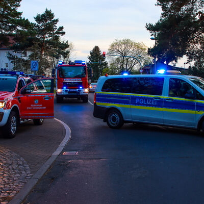 Feuerwehr- und Polizeifahrzeuge an Einsatzstelle