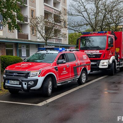 Kommandowagen und Gerätewagen an der Einsatzstelle
