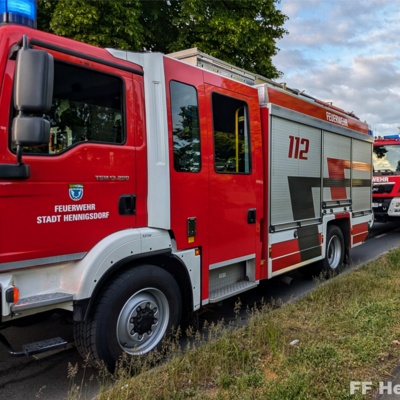 Feuerwehrfahrzeuge an Einsatzstelle Öl auf Straße