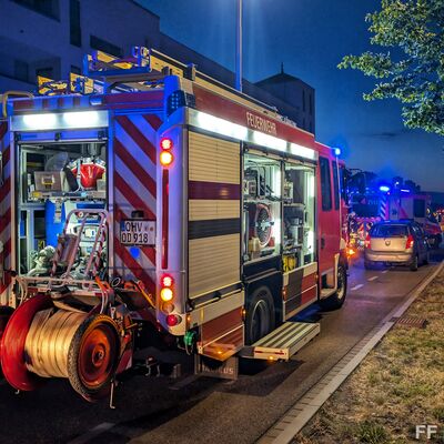 Löschfahrzeug an nächtlicher Einsatzstelle