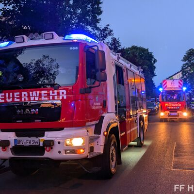 Löschfahrzeug am Einsatzort Rauchentwicklung Gebäude