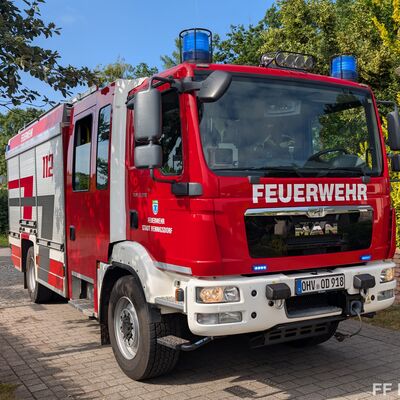 Bild vergr&ouml;&szlig;ern: HLF an Einsatzstelle Baum droht zu stürzen