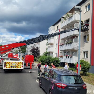Bild vergr&ouml;&szlig;ern: Drehleiter Feuerwehr Velten an Einsatzstelle Tragehilfe