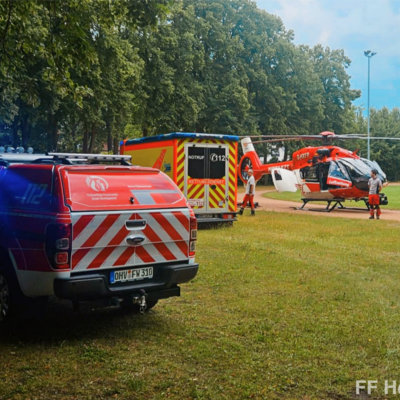 Rettungshubschruber, Rettungswagen und Kommandowagen auf Sportplatz Hennigsdorf
