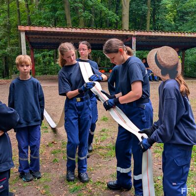 Bild vergr&ouml;&szlig;ern: Jugendfeuerwehr bei Geschicklichkeitsübung der Lagerrally