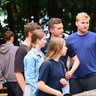 Bild vergr&ouml;&szlig;ern: Jugendliche der Jugendfeuerwehr beim Tischtennis spielen 1