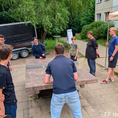 Bild vergr&ouml;&szlig;ern: Jugendliche der Jugendfeuerwehr beim Tischtennis spielen 2