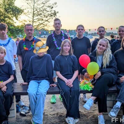 Bild vergr&ouml;&szlig;ern: Gruppenbild der Jugendfeuerwehr am Strand vom Inselparadies