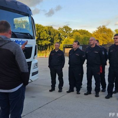 Bild vergr&ouml;&szlig;ern: Kameraden der FF Hennigsdorf bei Ausbildung am Tanklastzug 3