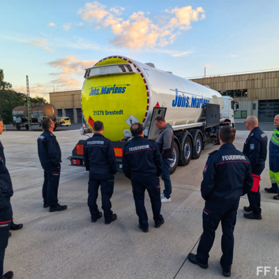 Bild vergr&ouml;&szlig;ern: Kameraden der FF Hennigsdorf bei Ausbildung am Tanklastzug 2