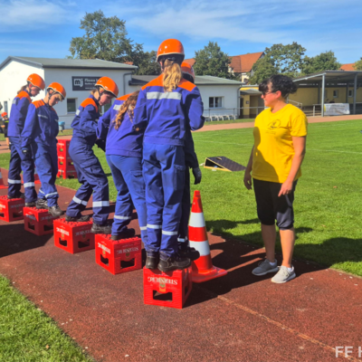 Bild vergr&ouml;&szlig;ern: Teamarbeit der Jugendfeuerwehr beim Orientierungslauf