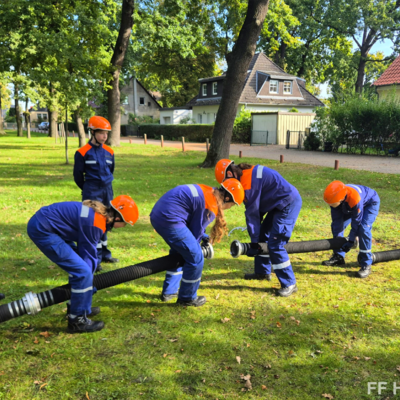 Bild vergr&ouml;&szlig;ern: Jugendfeuerwehr beim kuppeln von Saugschläuchen