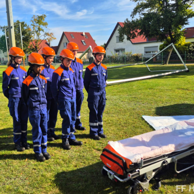 Bild vergr&ouml;&szlig;ern: Team der Jugendfeuerwehr an Erste Hilfe Station