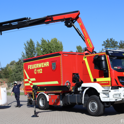 Bild vergr&ouml;&szlig;ern: Verladeübung mit Kran an Gerätewagen 1
