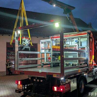 Bild vergr&ouml;&szlig;ern: Verladeübung mit Kran an Gerätewagen 2