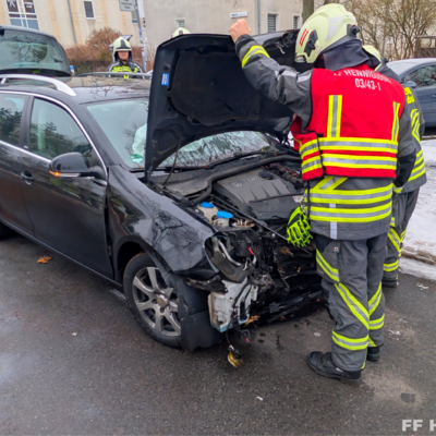 Bild vergr&ouml;&szlig;ern: Einsatzkräfte am beschädigten Fahrzeug nach Verkehrsunfall