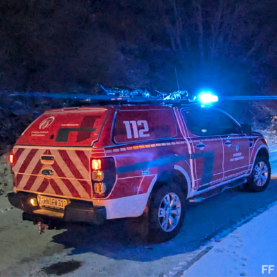 Bild vergr&ouml;&szlig;ern: Kommandowagen an Einsatzstelle Verkehrsunfall Schiene