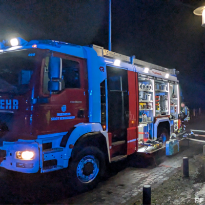 Bild vergr&ouml;&szlig;ern: Löschfahrzeug bei Gebäudebrand