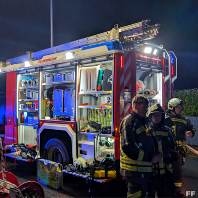 Bild vergr&ouml;&szlig;ern: Löschfahrzeug mit Einsatzkräften bei Gebäudebrand