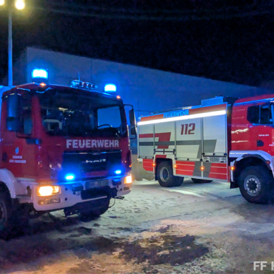 Bild vergr&ouml;&szlig;ern: Löschfahrzeug und Rüstwagen an Einsatzstelle Verkehrsunfall Schiene