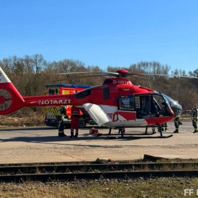 Bild vergr&ouml;&szlig;ern: Rettungshubschrauber bei Einsatz mit schwer verletzter Person