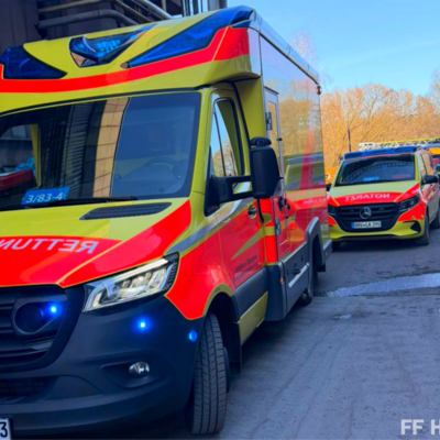 Bild vergr&ouml;&szlig;ern: Rettungswagen und Notarzt bei Einsatz mit shwer verletzter Person