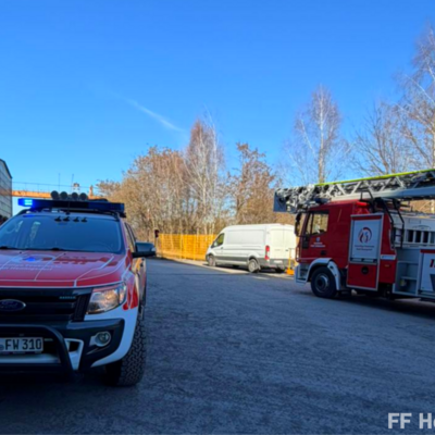 Bild vergr&ouml;&szlig;ern: Komandowagen und Drehleiter bei Einsatz mit schwer verletzter Person