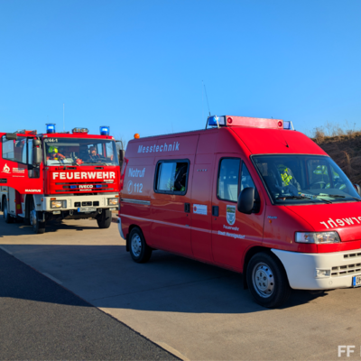 Bild vergr&ouml;&szlig;ern: Einsatzfahrzeuge der Gefahrstoffeinheit Oberhavel bei Übungs-Einsatz