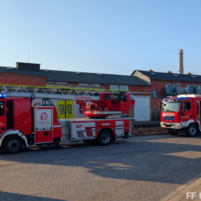 Bild vergr&ouml;&szlig;ern: Einsatzfahrzeuge bei Einsatz mit ausgelöster Brandmeldeanlage