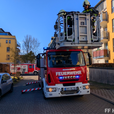 Bild vergr&ouml;&szlig;ern: Drehleiter beim Einsatz Türnotöffnung