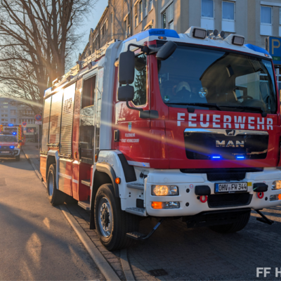 Bild vergr&ouml;&szlig;ern: Löschfahrzeug bei Einsatz mit ausgelöster Brandmeldeanlage
