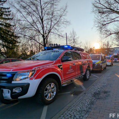 Bild vergr&ouml;&szlig;ern: Kommandowagen bei Einsatz mit ausgelöster Brandmeldeanlage