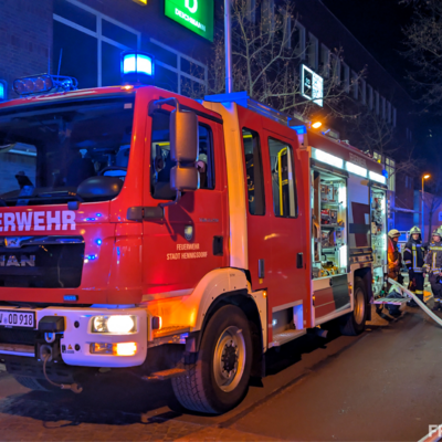 Bild vergr&ouml;&szlig;ern: Löschfahrzeug bei  Einsatz Küchenbrand 1