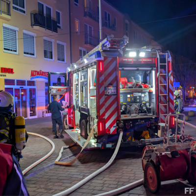 Bild vergr&ouml;&szlig;ern: Löschfahrzeug bei  Einsatz Küchenbrand 2
