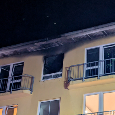 Bild vergr&ouml;&szlig;ern: Hausfassade mit Brandspuren nach Küchenbrand