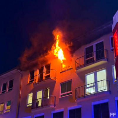 Bild vergr&ouml;&szlig;ern: Flammen aus Fenster bei Küchenbrand 1