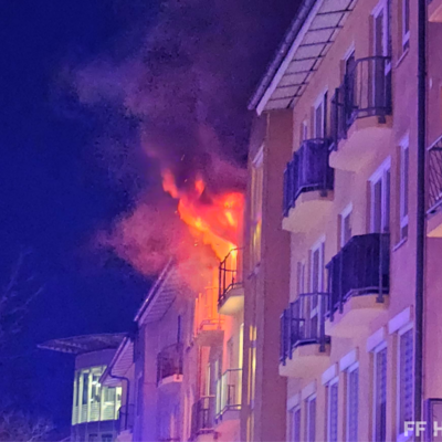 Bild vergr&ouml;&szlig;ern: Flammen aus Fenster bei Küchenbrand 2