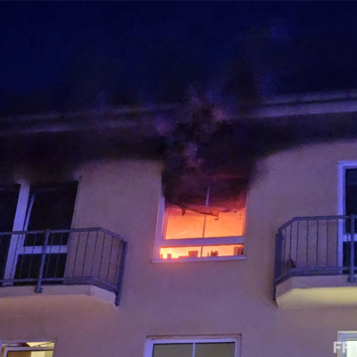 Bild vergr&ouml;&szlig;ern: sichtbares Feuer in Küche bei Einsatz Küchenbrand