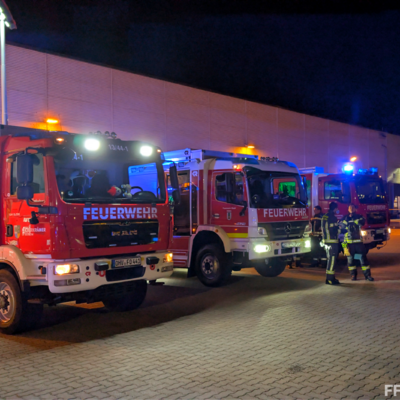 Bild vergr&ouml;&szlig;ern: Fahrzeuge der Feuerwehr bei Gefahrstoff-Einsatz 1