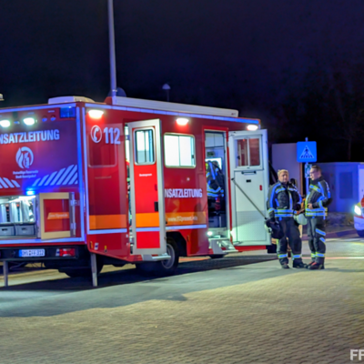 Bild vergr&ouml;&szlig;ern: Einsatzleitwagen der Feuerwehr bei Gefahrstoff-Einsatz