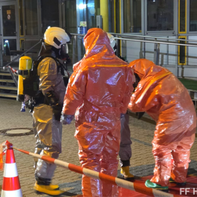 Bild vergr&ouml;&szlig;ern: Einsatzkräfte der Feuerwehr mit Schutzanzügen an Einsatzstelle 2
